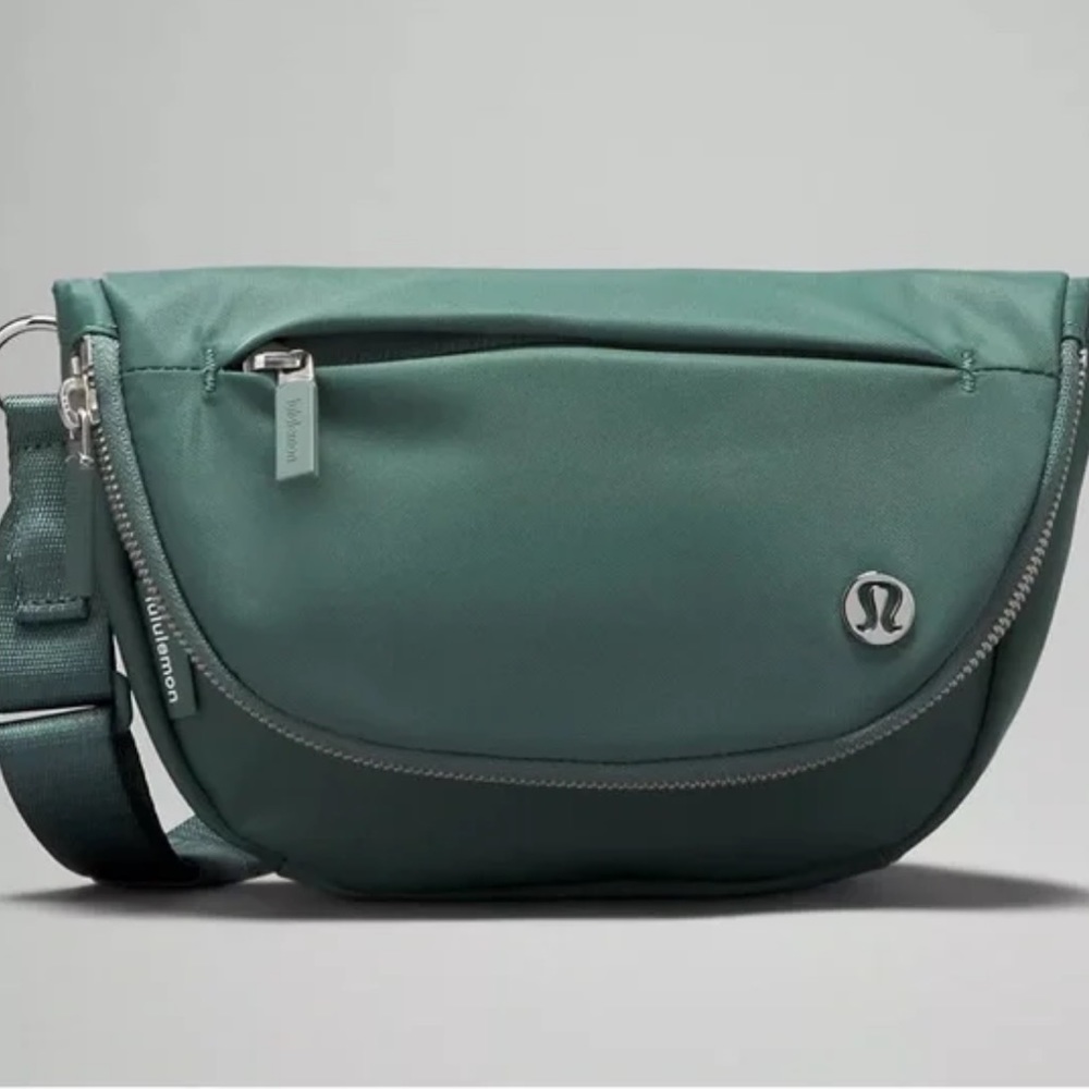 Lululemon All Night Festival Bag
Micro 2L in Medium Forest- like new